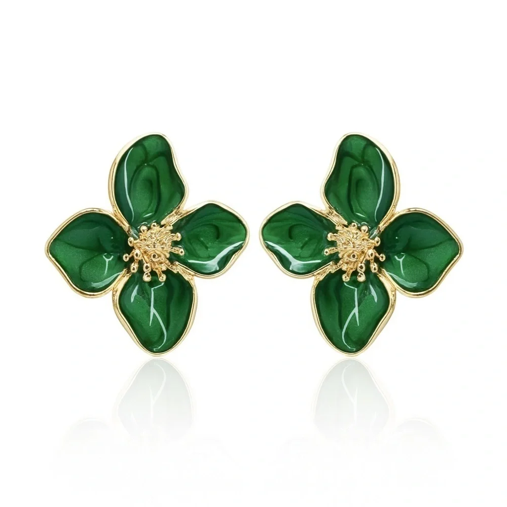 Elegant Green and Gold Floral Earrings 💚